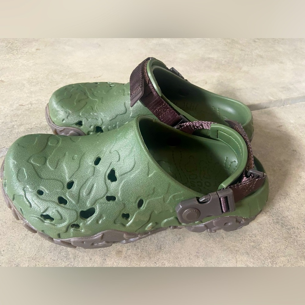 Crocs mtn (all terrain). Size men 7, W 9